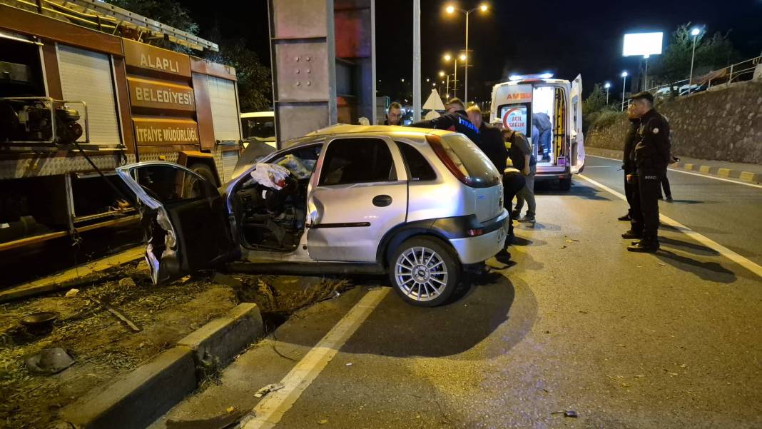 Ereğli Yolu’nda feci kaza! Otomobil üstgeçide saplandı: 2 ölü 1